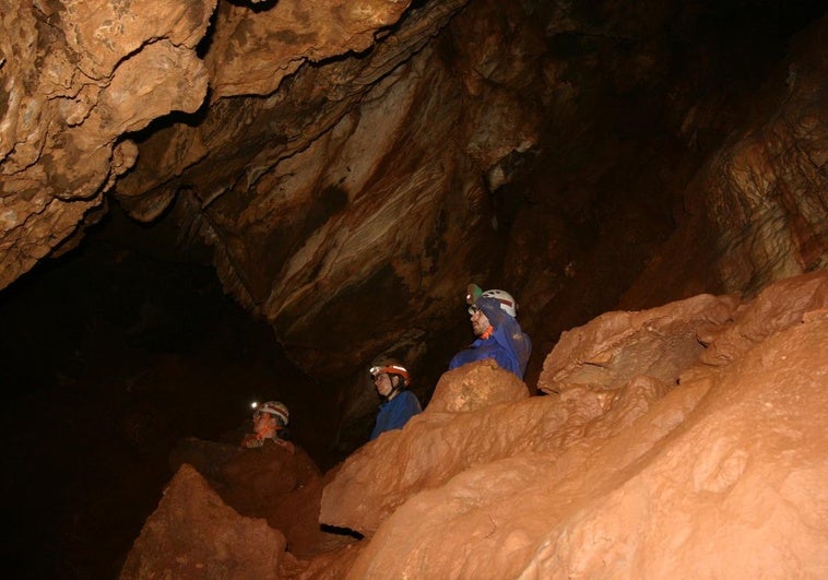Hallan una nueva cueva en Fuentes de León que aumenta su potencial geológico